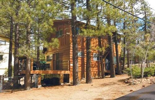 Big Bear City Cabin | Cozy 2-bedroom cabin in brilliant Big Bear with WiFi