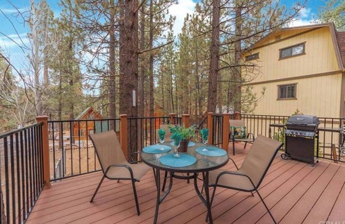Big Bear City Cabin | Cozy 2-bedroom cabin in brilliant Big Bear with WiFi