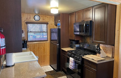 Sugarloaf Cabin | Cozy 2-bedroom Cabin in Big Bear, 10 Minutes from Lake & Downtown