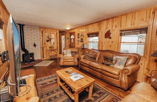 Sugarloaf Cabin | Cozy 2-bedroom Cabin in Big Bear, 10 Minutes from Lake & Downtown