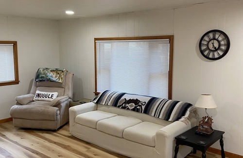 Kalkaska Cabin | Cozy 2-bedroom cabin in Grayling with WiFi