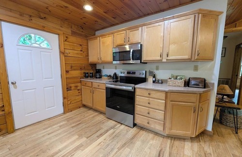 Whittier Cabin | Cozy 2-bedroom cabin with hot tub! Near National Park, Casino