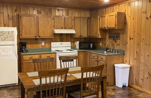 Logan Cabin | Cozy 2-bedroom cabin with hot tub in the peaceful Hocking Hills
