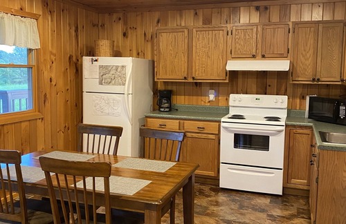 Logan Cabin | Cozy 2-bedroom cabin with hot tub in the peaceful Hocking Hills