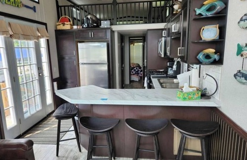 Larsen RV Rental | Cozy 2-bedroom campground in charming Larsen with AC