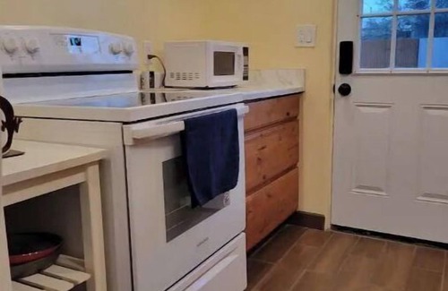 Barrio Hollywood House | Cozy 2 bedroom Casita with private fenced in yard