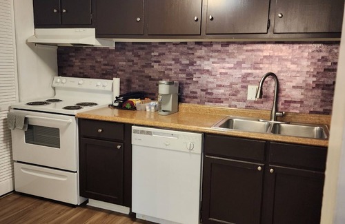 Chapel Hill Condo | Cozy 2 Bedroom Condo 2 Miles from UNC-Chapel Hill