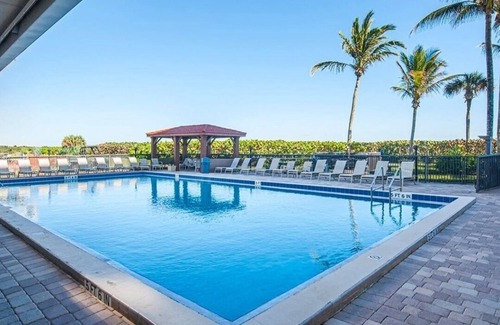 Fort Pierce Shores Condo | Cozy 2-bedroom condo in Fort Pierce . Hutchinson island with on the beach