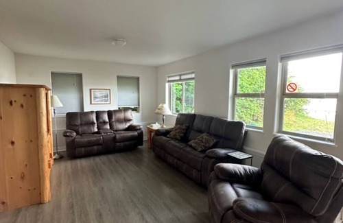 Sitka Condo | Cozy 2-bedroom condo in gorgeous Sitka with ocean view and WiFi