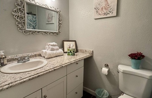 Midland Condo | Cozy 2-bedroom condo in Midland. Right by the mall , restaurants, and stores!