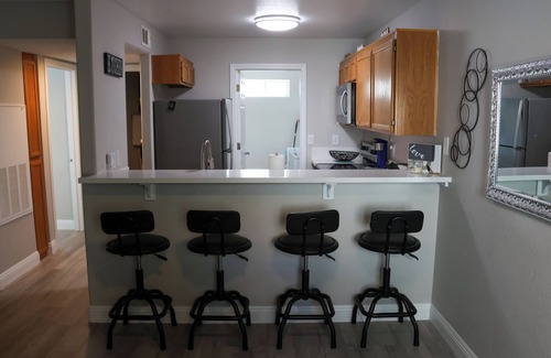 Las Vegas Condo | Cozy 2-bedroom condo! Your home away from home in Sunny Las Vegas! 🌞