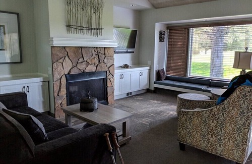 Redmond Condo | Cozy 2-bedroom condo with AC, WiFi in enchanting Redmond