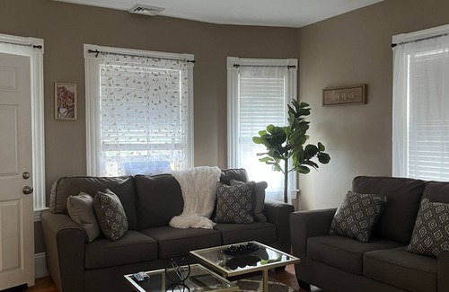 Brockton Apartment | Cozy 2 bedroom conveniently located to all you need