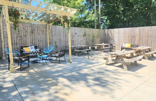 Cooper-Young Historic District House | Cozy 2 bedroom Cooper Young 7 minutes from Downtown