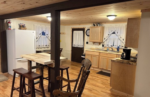 Benton Cabin | Cozy 2-bedroom Elk Grove cabin next to Ricketts Glen State Park