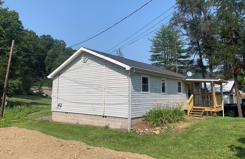 Benton Cabin | Cozy 2-bedroom Elk Grove cabin next to Ricketts Glen State Park