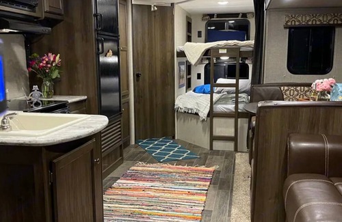 Lexington House | Cozy 2-bedroom Glamping RV with AC, fitness room, WiFi at KHP