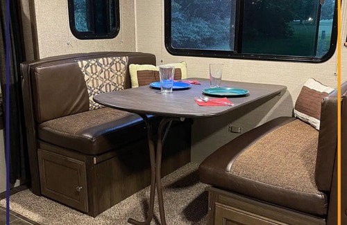 Lexington House | Cozy 2-bedroom Glamping RV with AC, fitness room, WiFi at KHP