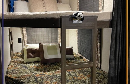 Lexington House | Cozy 2-bedroom Glamping RV with AC, fitness room, WiFi at KHP
