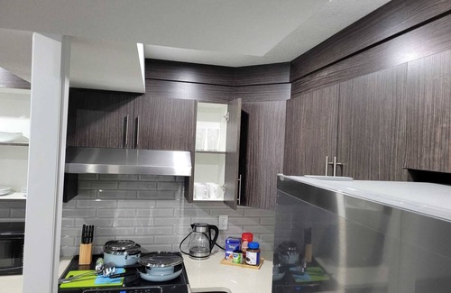 Southwest Edmonton House | COZY 2 Bedroom Guest suite with Private Entrance