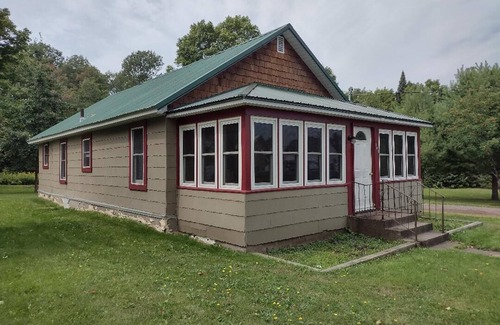Marenisco House | Cozy 2 Bedroom Home Pet Friendly Close to SNOW MOBILE TRAILS