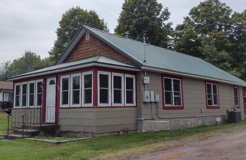 Marenisco House | Cozy 2 Bedroom Home Pet Friendly Close to SNOW MOBILE TRAILS