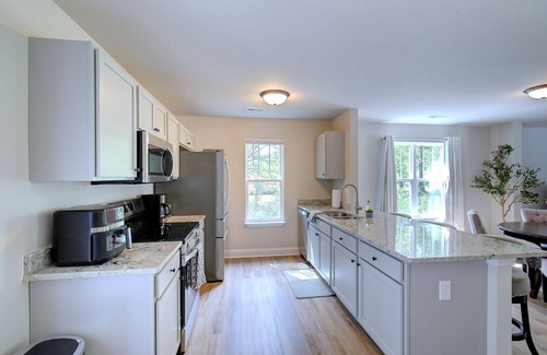 Taylors House | Cozy 2-bedroom house, 2.5 bathrooms in serene Taylors with WiFi, AC