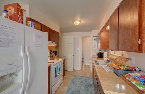 Eiber House | Cozy 2-bedroom house in nice Lakewood with WiFi, AC