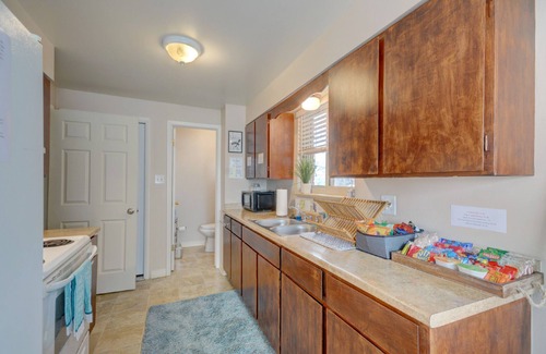 Eiber House | Cozy 2-bedroom house in nice Lakewood with WiFi, AC