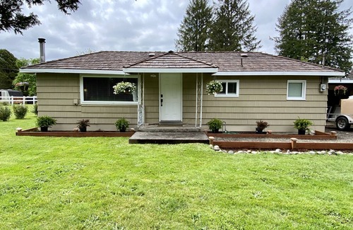 Forks House | Cozy 2 bedroom house on 1.5 acres