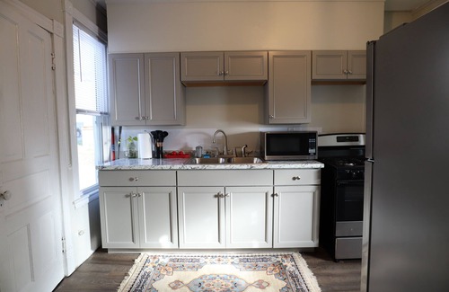 Pittsburgh House | Cozy 2-bedroom house with AC, WiFi, Free Parking in Pittsburgh