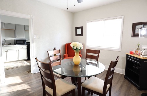 Pittsburgh House | Cozy 2-bedroom house with AC, WiFi, Free Parking in Pittsburgh