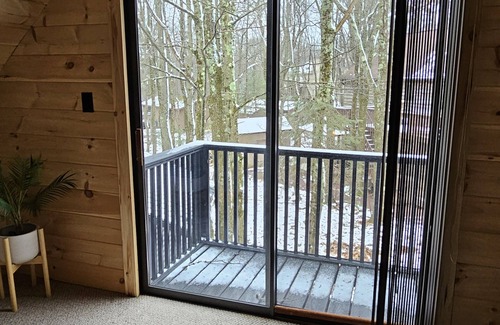Lake Harmony House | Cozy 2 Bedroom In the Woods! Firepit! Peaceful place for romantic getaway!