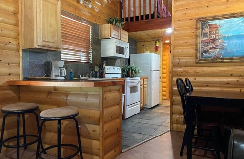 Pottsboro Cabin | Cozy 2 Bedroom Lakeview Cabin: Cabin B