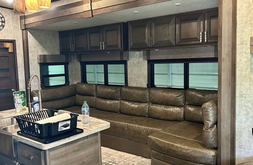 Beaver House | Cozy 2-bedroom mobile home in front of lake pleasant.