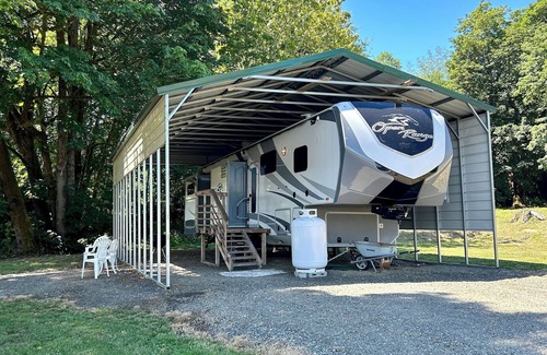 Beaver House | Cozy 2-bedroom mobile home in front of lake pleasant.