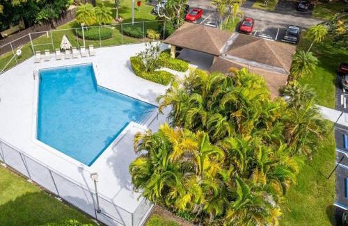 Kendale Lakes House | Cozy 2 Bedroom Modern Farmhouse in Miami