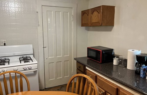 Southside House | Cozy 2 Bedroom near SU & Downtown pet friendly