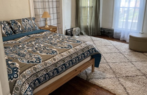 Southside House | Cozy 2 Bedroom near SU & Downtown pet friendly