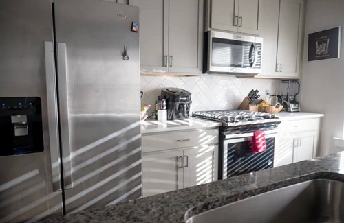 Atlanta House | Cozy 2-Bedroom & Office Corporate Stay Townhome