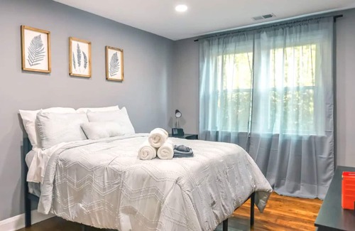 Lake Walker Apartment | Cozy 2-Bedroom Rental Unit w/ Free Parking