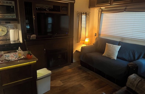 Winchester House | Cozy 2-bedroom RV in awesome Winchester with WiFi, AC