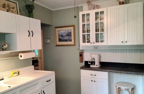Carson Springs Cottage | Cozy 2 bedroom Smoky Mountain Cottage on creek