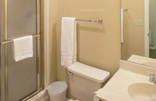 Berkeley Resort | Cozy 2 Bedroom Suite at Historic Powhatan Resort