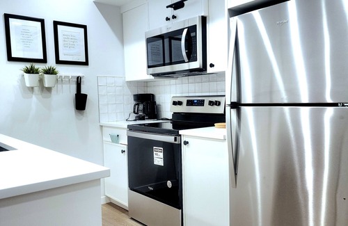Calgary House | Cozy 2 BEDROOM SUITE I SELF CHECK-IN I FREE PARK PASS