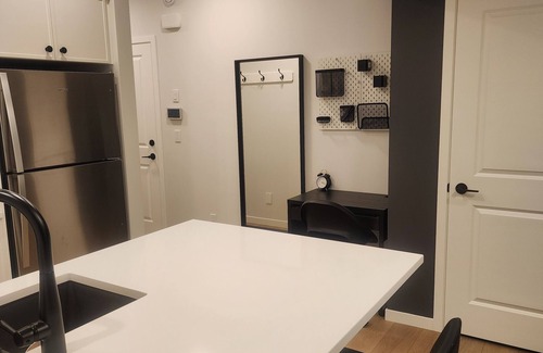 Calgary House | Cozy 2 BEDROOM SUITE I SELF CHECK-IN I FREE PARK PASS