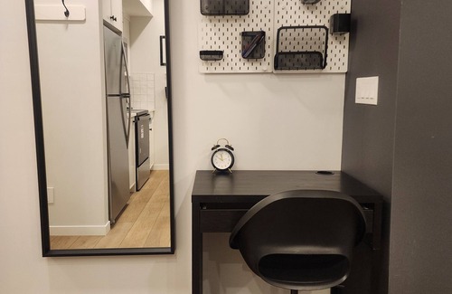 Calgary House | Cozy 2 BEDROOM SUITE I SELF CHECK-IN I FREE PARK PASS