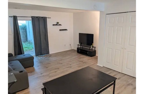 Northwest House | Cozy 2-bedroom townhouse close to the beach.