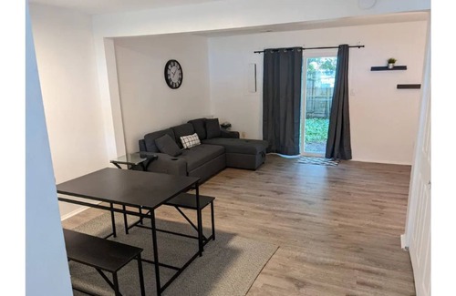 Northwest House | Cozy 2-bedroom townhouse close to the beach.