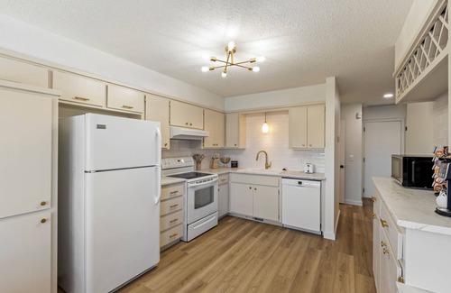 Oklahoma City House | Cozy 2-bedroom townhome in lovely Oklahoma City with WiFi, lake, restaurants.